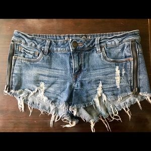 Jean shorts with zipper flair